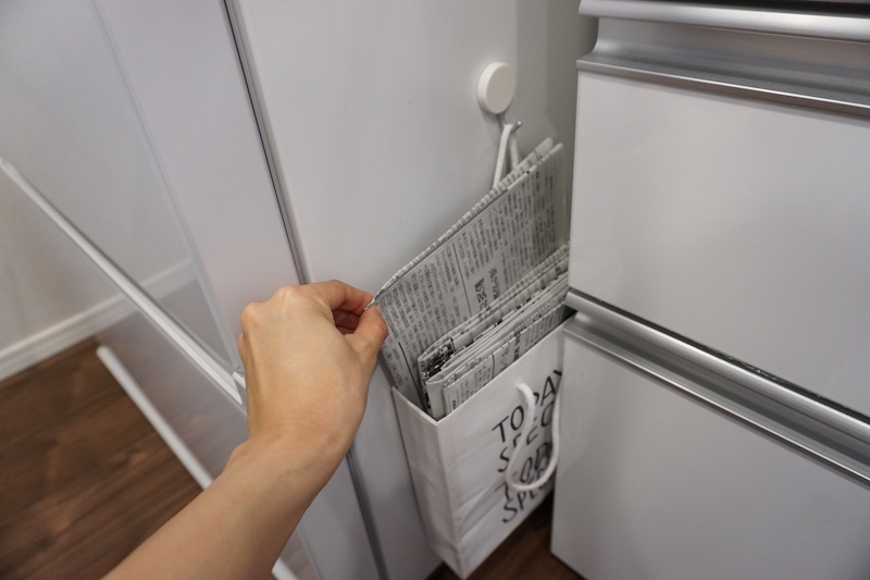冷蔵庫横の隙間収納のおすすめアイデア 紙袋を活用してキッチンで使う新聞紙を取り出しやすく あやまるハウス