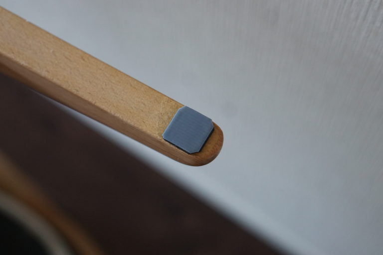 椅子の脚にはフェルトよりダイソーの『すべる床キズ防止シール』がおすすめ｜埃がつかず移動が便利に あやまるハウス